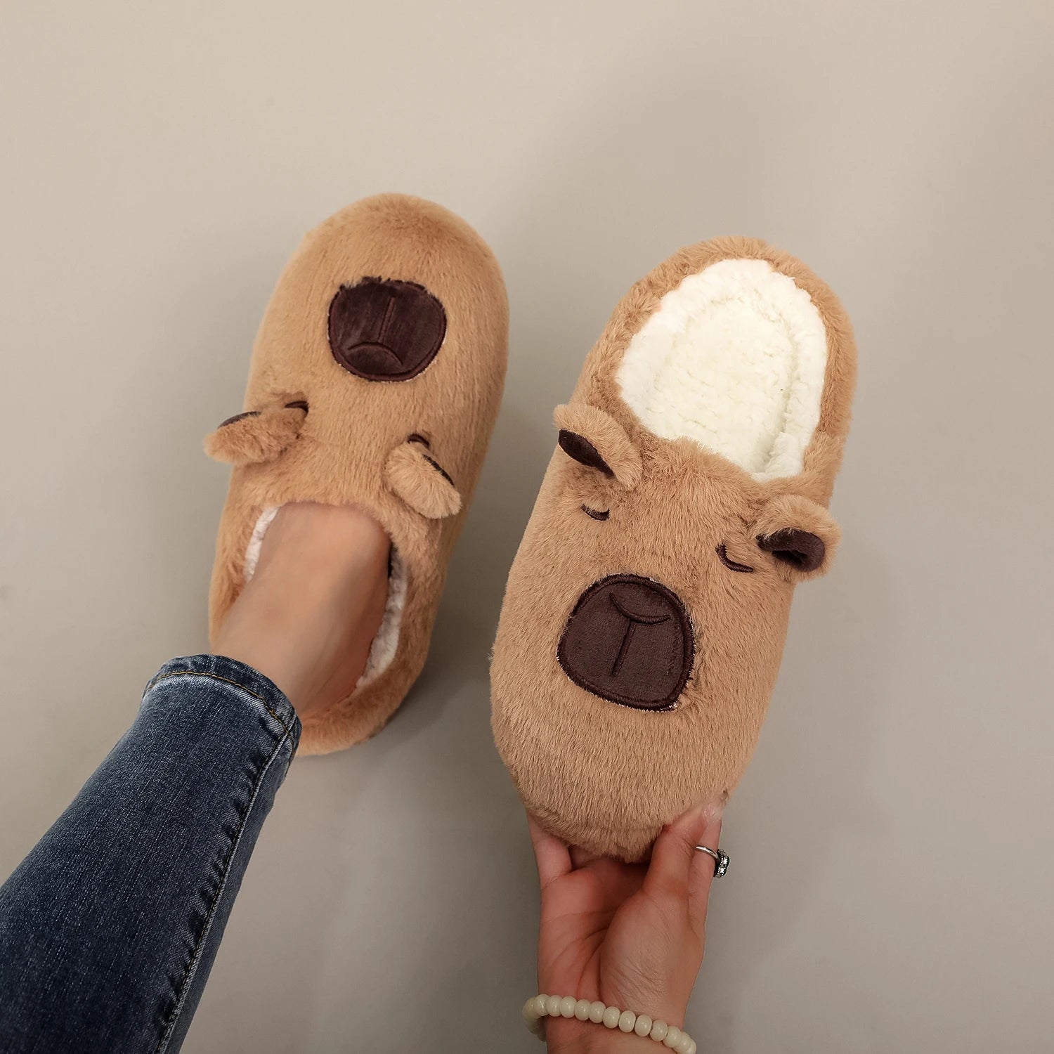 A Pair of Brown Plush Capybara Animal-Patterned Furry Home Slippers with Soft Soles, Comfortable and Warm, Non-Slip Indoor Slippers Suitable for Men and Women, Lightweight, Silent, and Comfortable Shoes, the Perfect Holiday G